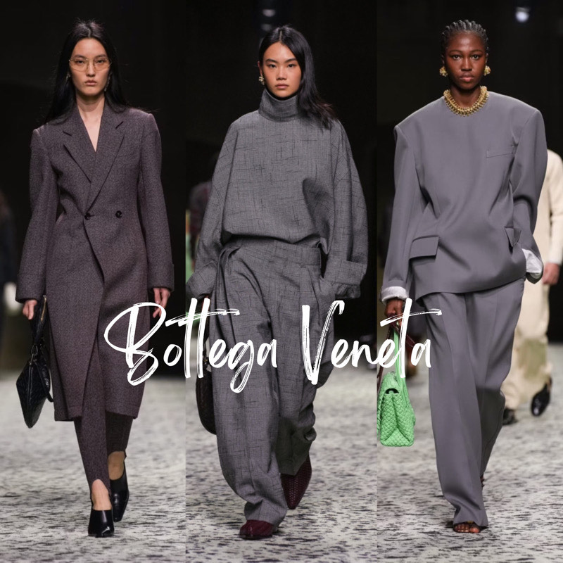 Módní přehlídka podzim 2024. Modelky na mole prezentují stylingy Bottega Veneta v šedých odstínech, například kabát, kalhoty, košile, sako.