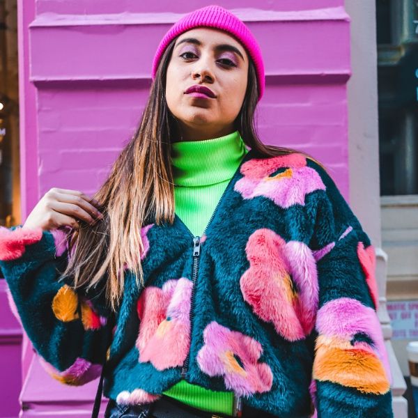 color blocking – dámský kožich a svetr