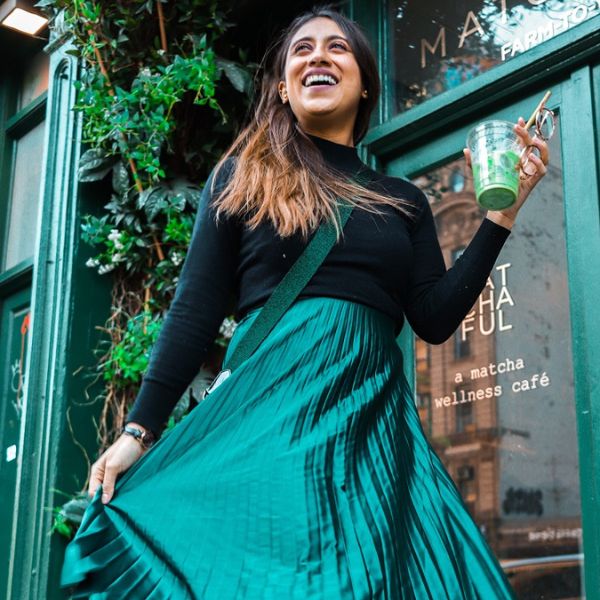total look se zelenou plisovanou midi sukní